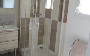 Shower, hair dryer, toilet paper