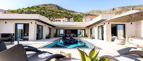 Piscine extérieure, piscine chauffée, chaises longues