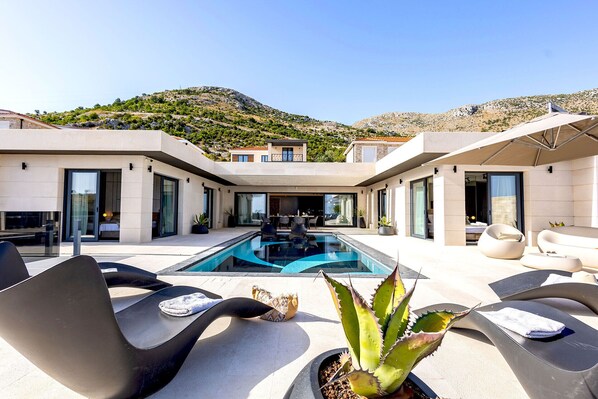 Piscine extérieure, piscine chauffée, chaises longues