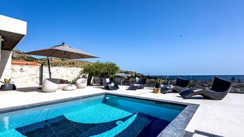 Una piscina al aire libre, una piscina climatizada