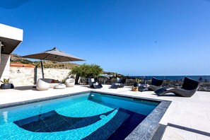 Piscine extérieure, piscine chauffée, chaises longues