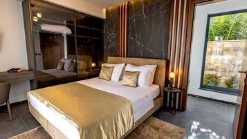 3 bedrooms, in-room safe, iron/ironing board, travel cot