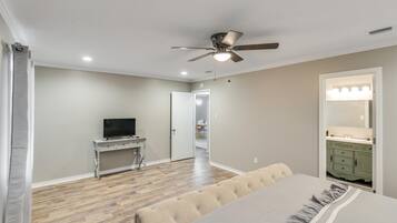 3 makuuhuonetta, silitysrauta/-lauta, ilmainen Wi-Fi, vuodevaatteet