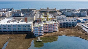 Un hôtel situé sur la côte, composé de plusieurs bâtiments, dont un parking et un espace aménagé au bord de l’eau.