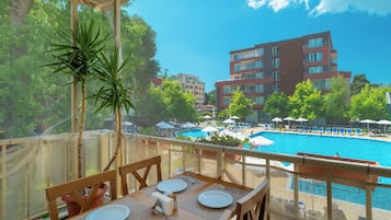3 restaurants, breakfast, lunch, dinner served; international cuisine