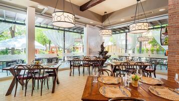 3 restaurants, breakfast, lunch, dinner served; international cuisine