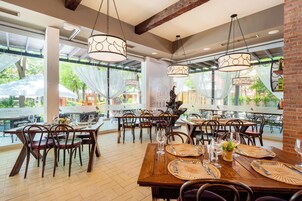 3 restaurants, breakfast, lunch, dinner served; international cuisine