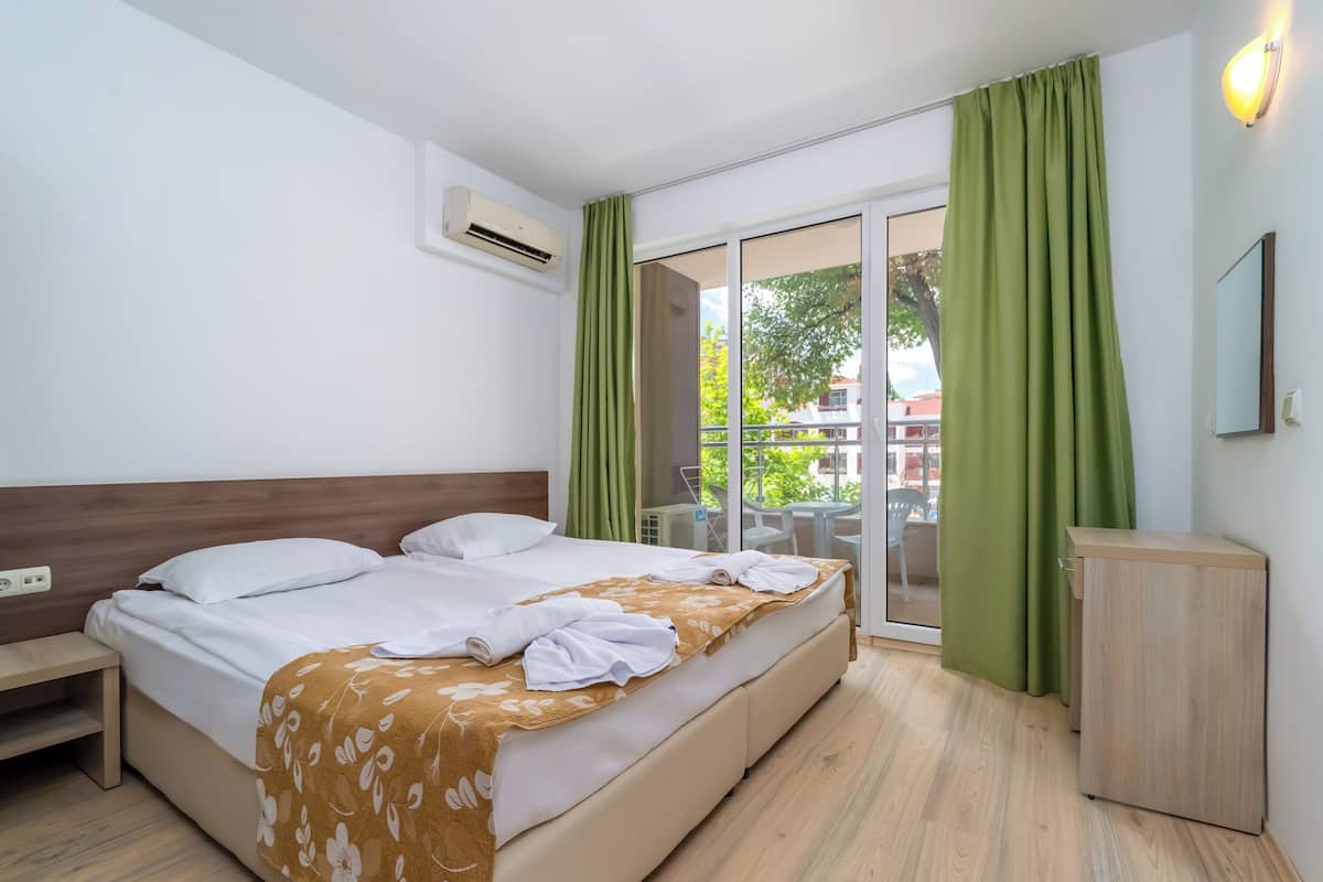 Junior Suite | 2 bedrooms, free minibar items, in-room safe, desk