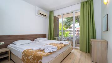 Junior-Suite | Minibar (mit einigen kostenlosen Artikeln), Zimmersafe, Schreibtisch
