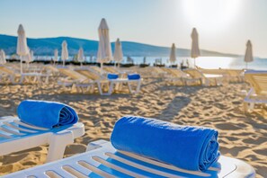 Privatstrand in der Nähe, Liegestühle, Sonnenschirme, Strandtücher