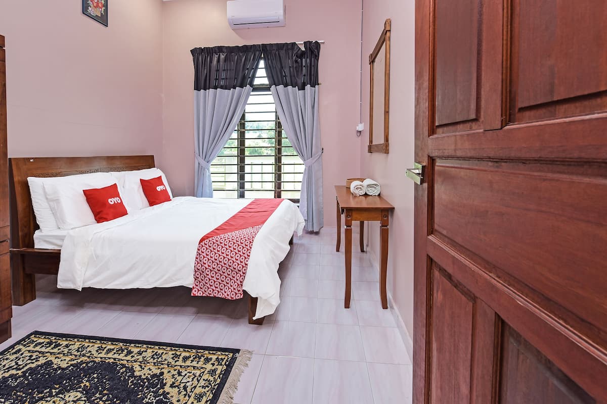 Room, 3 Bedrooms | 4 bedrooms, desk, free WiFi, bed sheets