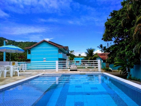 Outdoor pool, open 8:00 AM to 10:00 PM, pool umbrellas