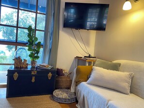 Smart TV, DVD player, books, streaming services - Sheoak Lodge - Perfect base for your Kangaroo Island trip (Penneshaw)
