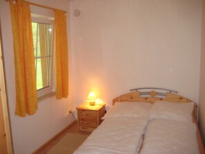 2 bedrooms, travel crib, WiFi