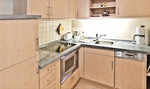 Coffee/tea maker, fridge, microwave, oven