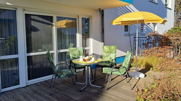 Outdoor dining - Bright, comfortably furnished apartment directly on the dike and beach! - Residence (Zingst)
