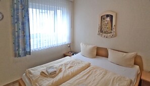 2 bedrooms, iron/ironing board, WiFi