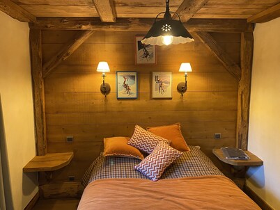 Refined, cozy chalet, terrace with exceptional views of Mont Blanc.