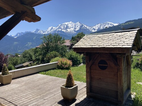 Refined, cozy chalet, terrace with exceptional views of Mont Blanc.