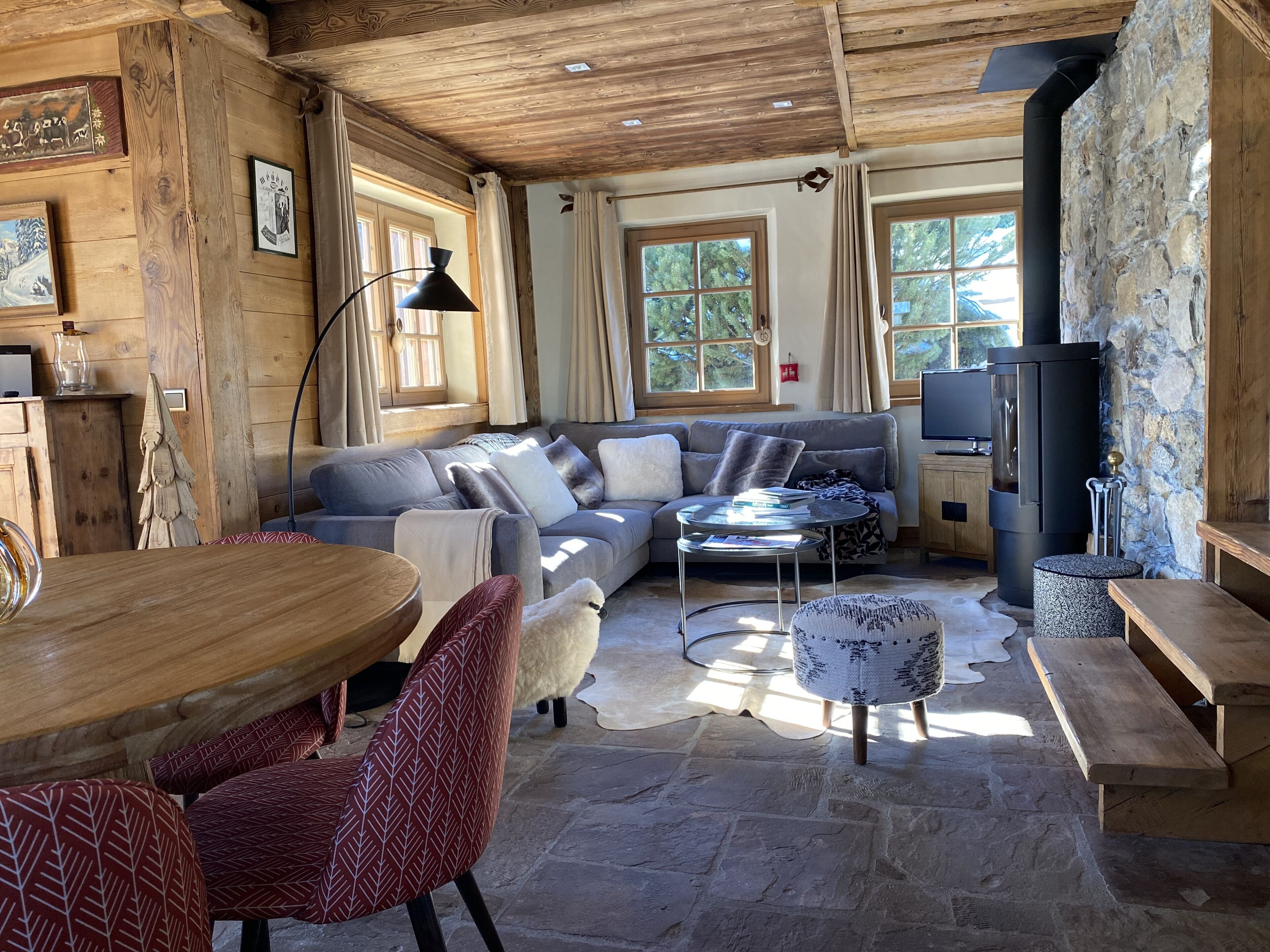 Télévision, cheminée, livres, chaîne hi-fi