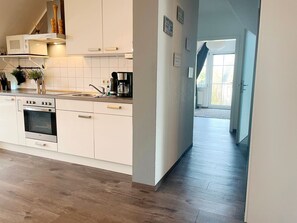 Fridge, microwave, oven, stovetop - Hafenstrasse 34 - Apartment 8 - Comfortably furnished, cozy (Zingst)