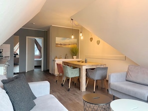 Ein modernes Loft mit Essbereich, Küche und Wohnbereich.