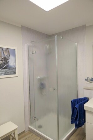 Douche, sĂšche-cheveux, serviettes fournies