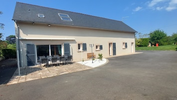 Grande terrasse avec store et barbecue mobile