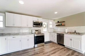 Een koelkast, een microgolfoven, een oven, een vaatwasser