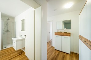 Dusj, hårføner og håndklær