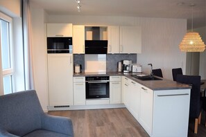 Een koelkast, een microgolfoven, een oven, een kookplaat