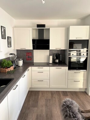 Geladeira, micro-ondas, fogão, cooktop