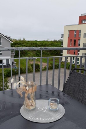 Outdoor dining - 49.2.N Nordkoje - Modern, high-quality vacation apartment, sauna, large balcony, (Wangerland)
