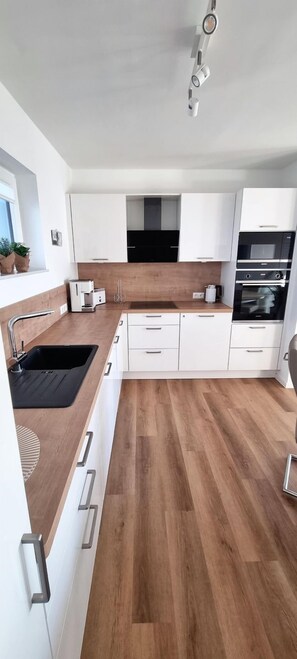 Réfrigérateur, four à micro-ondes, un four, surface de cuisson