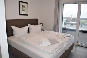 3 bedrooms, desk, WiFi, bed sheets
