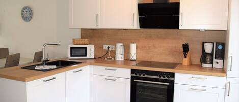 Frigorífico, microondas, horno y placa de cocina