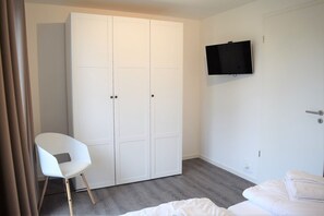 5 bedrooms, iron/ironing board, WiFi, bed sheets