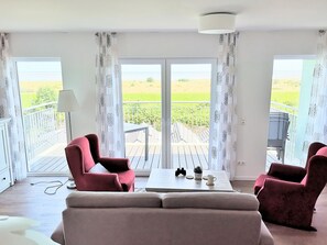 Een televisie en een stereo