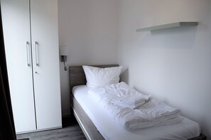 5 habitaciones, tabla de planchar con plancha, wifi y ropa de cama