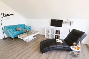 Televisión, chimenea y estéreo 