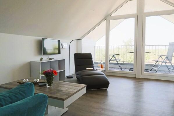 Televisión, chimenea y estéreo 