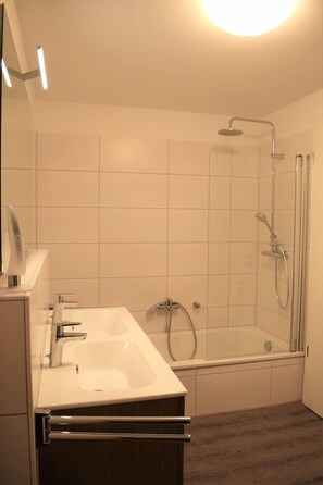 Shower, hair dryer, towels - House No. 24, Holiday home Fischerhus - Modern vacation home, fireplace, sauna, south (Wangerland)