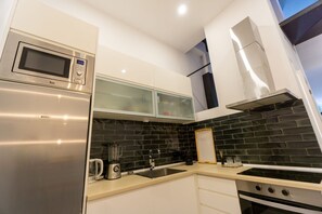 Microwave, oven, coffee/tea maker, cookware/dishes/utensils