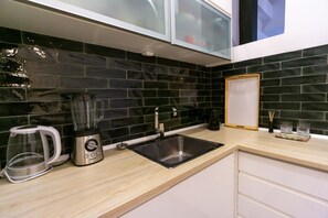 Microondas, horno, cafetera y tetera y utensilios de cocina 