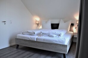 5 bedrooms, iron/ironing board, WiFi, bed sheets