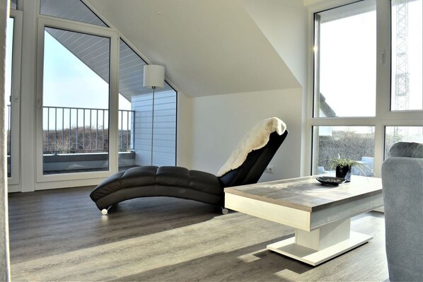 TV, fireplace - House No. 16, Ferienhaus Deichgraf - Modern vacation home, sauna, south-facing terrace, (Wangerland)