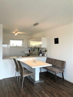 Dining - 47.5.M Seestern - Modern apartment, sea view, large balcony, laundry (Wangerland)