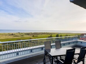 Outdoor dining - 47.7 Mehrblick - luxury vacation apartment, sauna, large terrace, sea view, laundry (Wangerland)