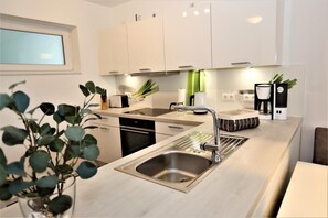 Fridge, microwave, oven, stovetop - 47.3.M Seestern - Sunny apartment with sea view, infrared cabin, large balcony (Wangerland)