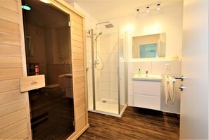 Dusche, Haartrockner, Handtücher